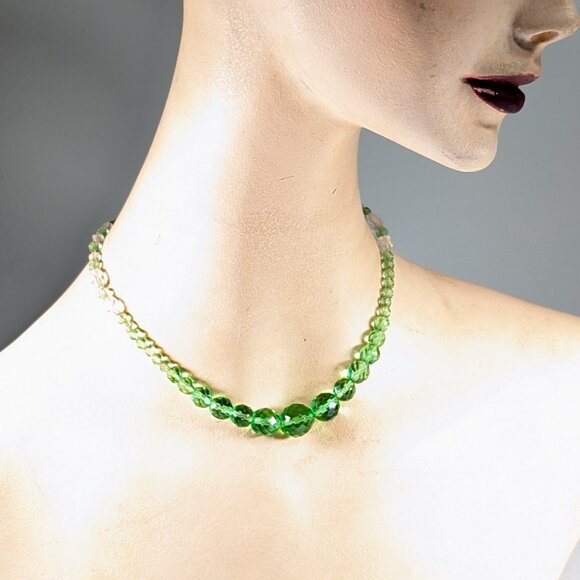 Vintage faceted green glass bead necklace choker - Picture 6 of 7